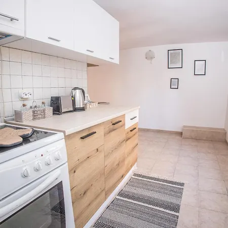 2bd In Heart Of Location