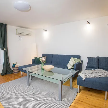 2bd In Heart Of Location 플로브디프