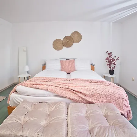 2bd In Heart Of Location